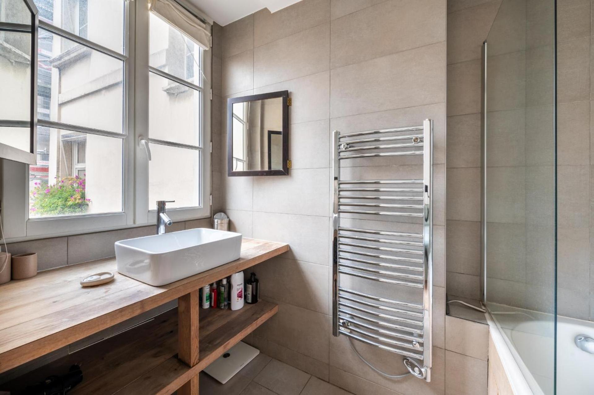 Stylish 1bd Duplex - Stunning Views Near Louvre Paris