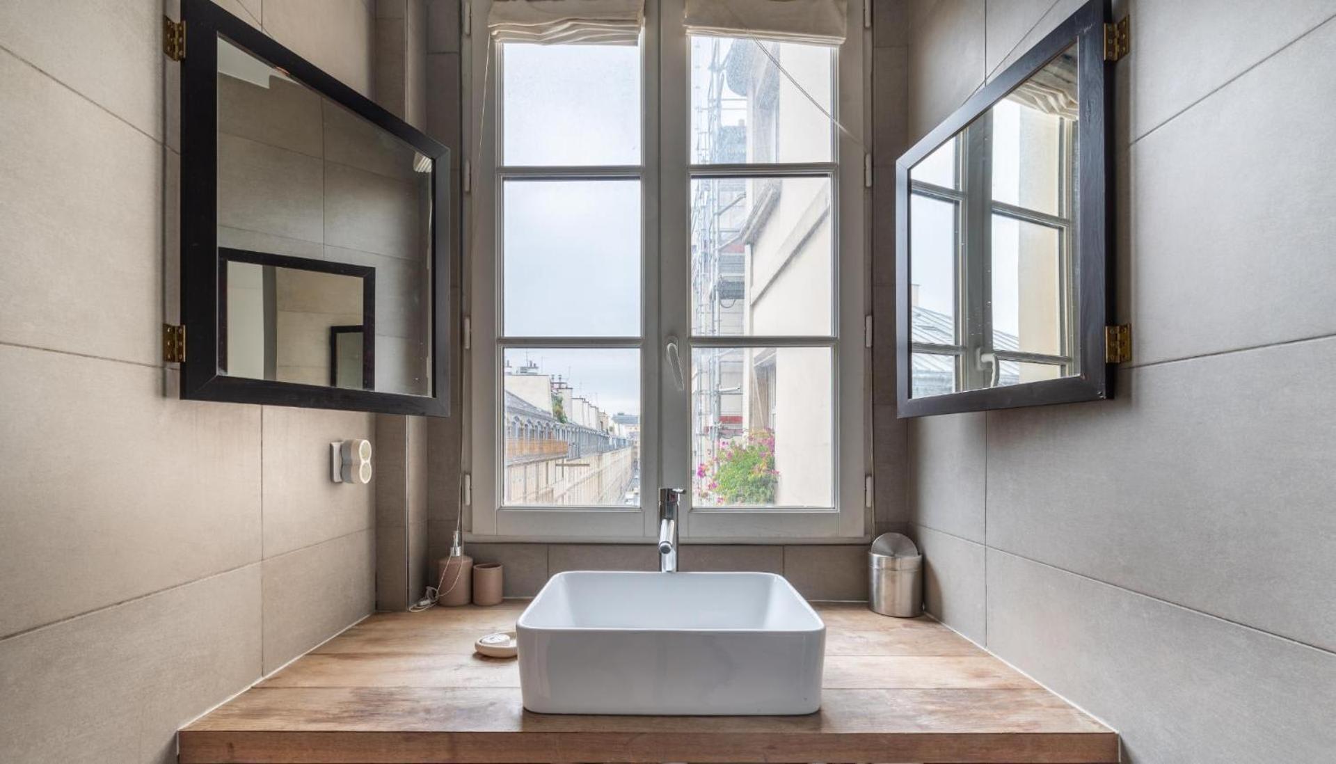 Stylish 1bd Duplex - Stunning Views Near Louvre Apartment *
